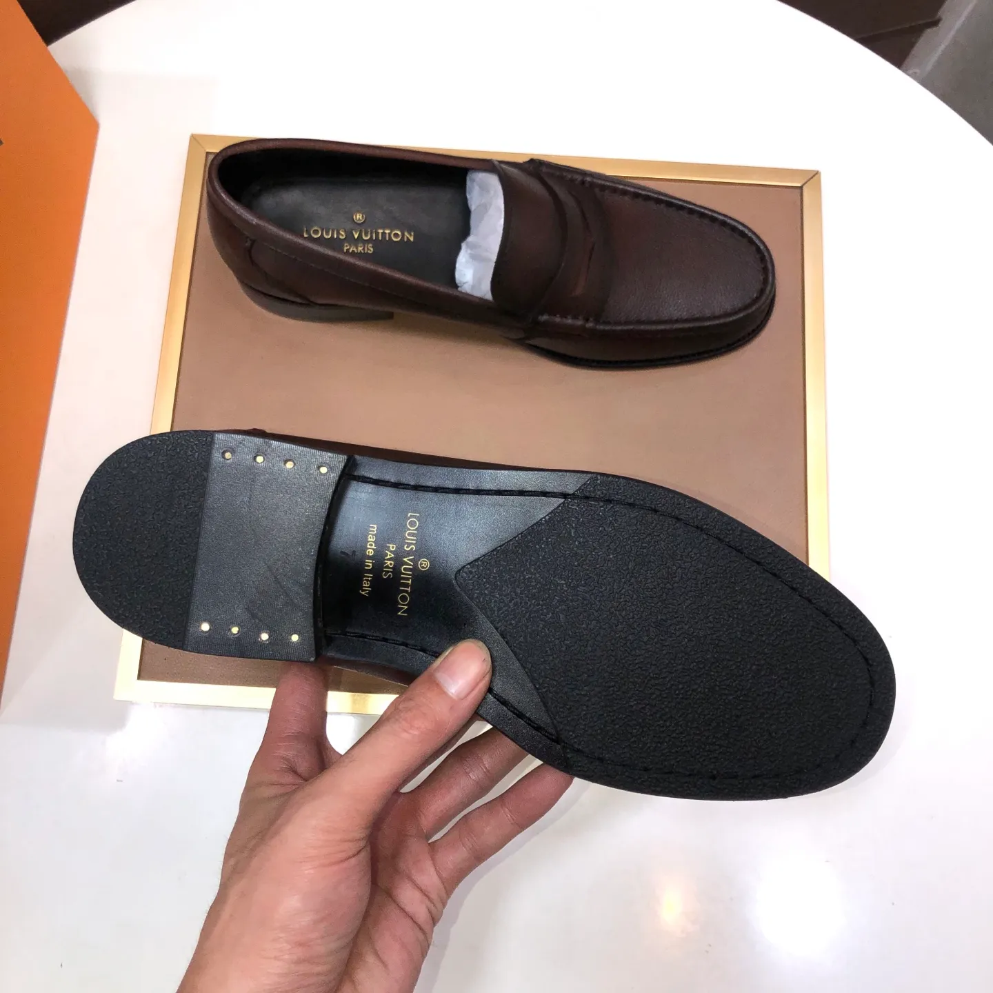 Men's men's shoes💰540💰[LV] (original single cowhide lining)🍀LV's latest genuine leather business suit shoes are available on the official website at the same time. The first-layer cowhide imported from Italy is made of heavy gold, and the official website has a 1:1 rubber outsole. Versatile to wear, high-end without losing class, and the color combination is extraordinary. This four-season style is alluring when worn on your feet, showing off your big-name flair. Standard code 38-45 (45 customized)